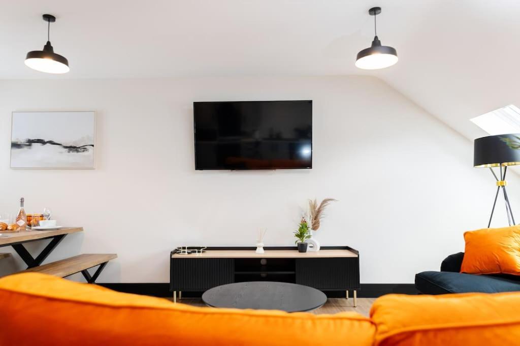 The Berriman Collection Stylish Sleeps 6 - 2 Bedroom *