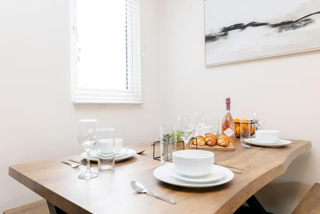 The Berriman Collection Stylish Sleeps 6 - 2 Bedroom Apartment *