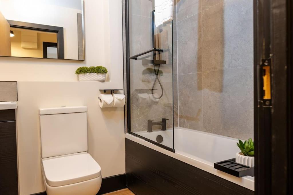 The Berriman Collection Stylish Sleeps 6 - 2 Bedroom
