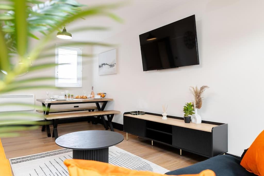 The Berriman Collection Stylish Sleeps 6 - 2 Bedroom Cardiff